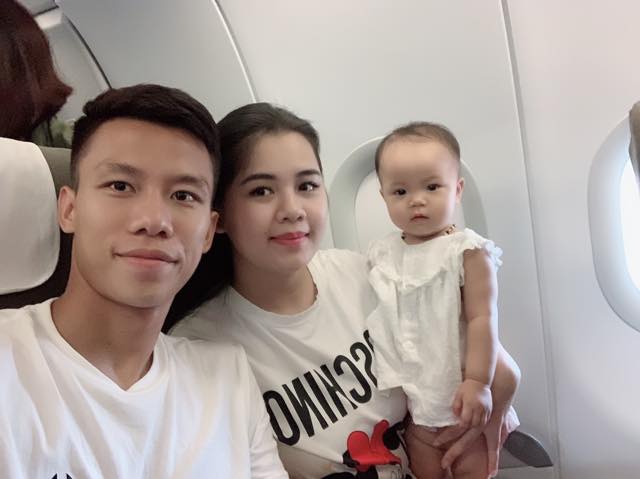 Hải Quế cũng cưng chiều bà xã hết mức, mỗi dịp đi xa về nam cầu thủ đều không quên mua quà tặng vợ con. Ảnh: FBNV