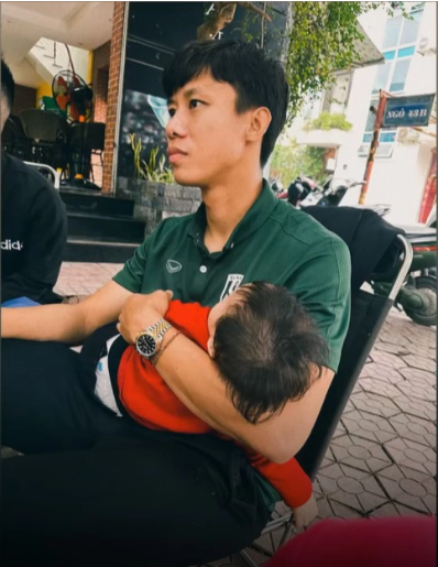 Mới đây vợ Quế Ngọc Hải gây chú ý khi chia sẻ khoảnh khắc chồng đi cafe cùng bạn bè. Anh ngồi chăm chú nghe bạn nói chuyện và cánh tay vững chãi làm gối cho con gái ngủ ngon lành.