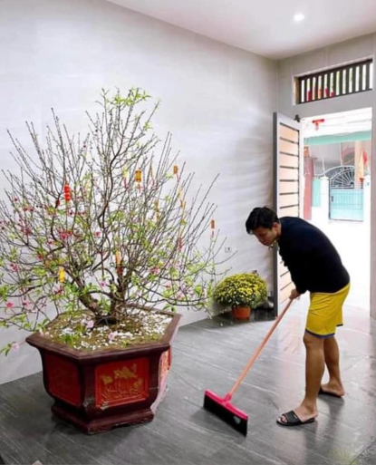 Hình ảnh chuẩn bố bỉm sữa này giúp Quế Ngọc Hải càng được yêu mến hơn trong mắt người hâm mộ.