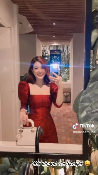 Trên trang cá nhân, người đẹp sinh năm 1990 từng khoe check-in ở khá nhiều resort, nhà hàng sang chảnh, nổi tiếng.