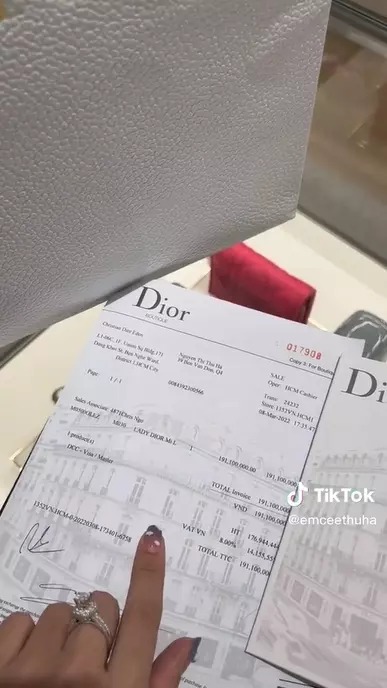 Chiếc túi đắt giá nhất mà cô nàng từng mua là Lady Dior phiên bản limited gần 200 triệu.