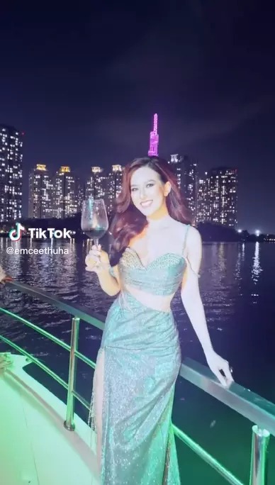 Độ chịu chi của mỹ nhân Sài thành cũng khiến nhiều người mắt tròn mắt dẹt khi chi 150 triệu thuê du thuyền, DJ để đãi bạn bè.