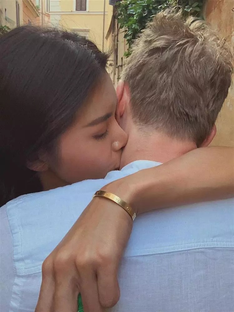 Loạt ảnh mùi mẫn của cặp đôi.