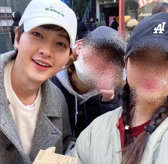 Trước đó trong cùng ngày 8/2, Song Joong Ki đã đến xem một vở kịch để ủng hộ các đồng nghiệp thân thiết. Anh chàng nở nụ cười rạng rỡ, vui vẻ giao lưu với khán giả