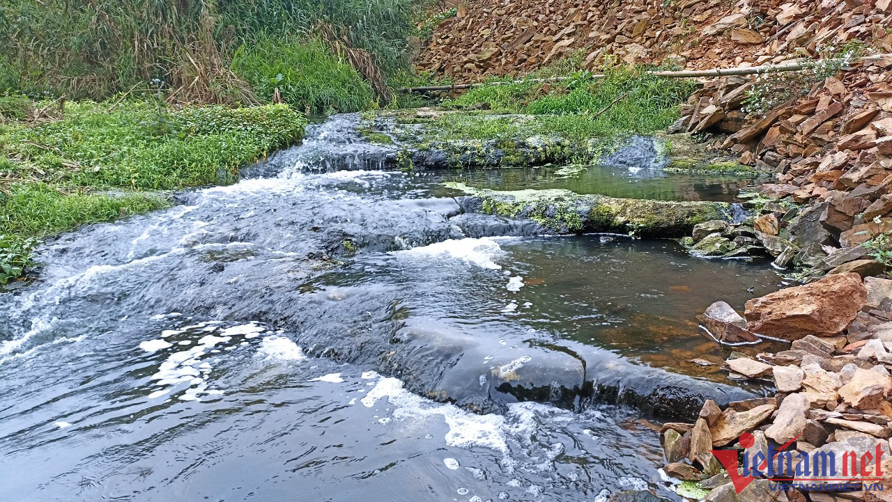 Nguồn nước đen kịt chảy ra từ các khe núi.