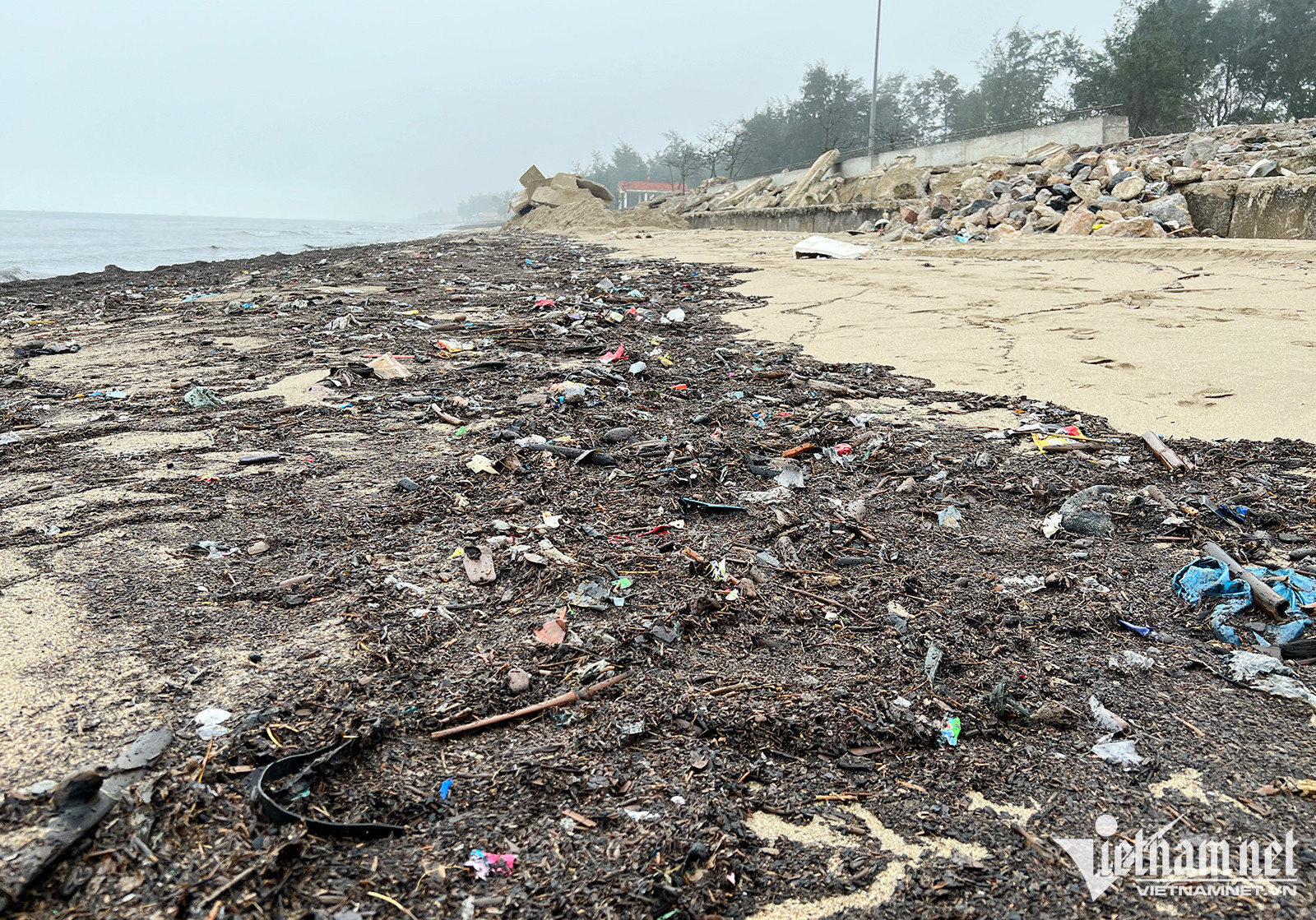 Bãi tắm Cửa Lò phía trước quảng trường Bình Minh một màu đen toàn rác từ đâu dạt đến