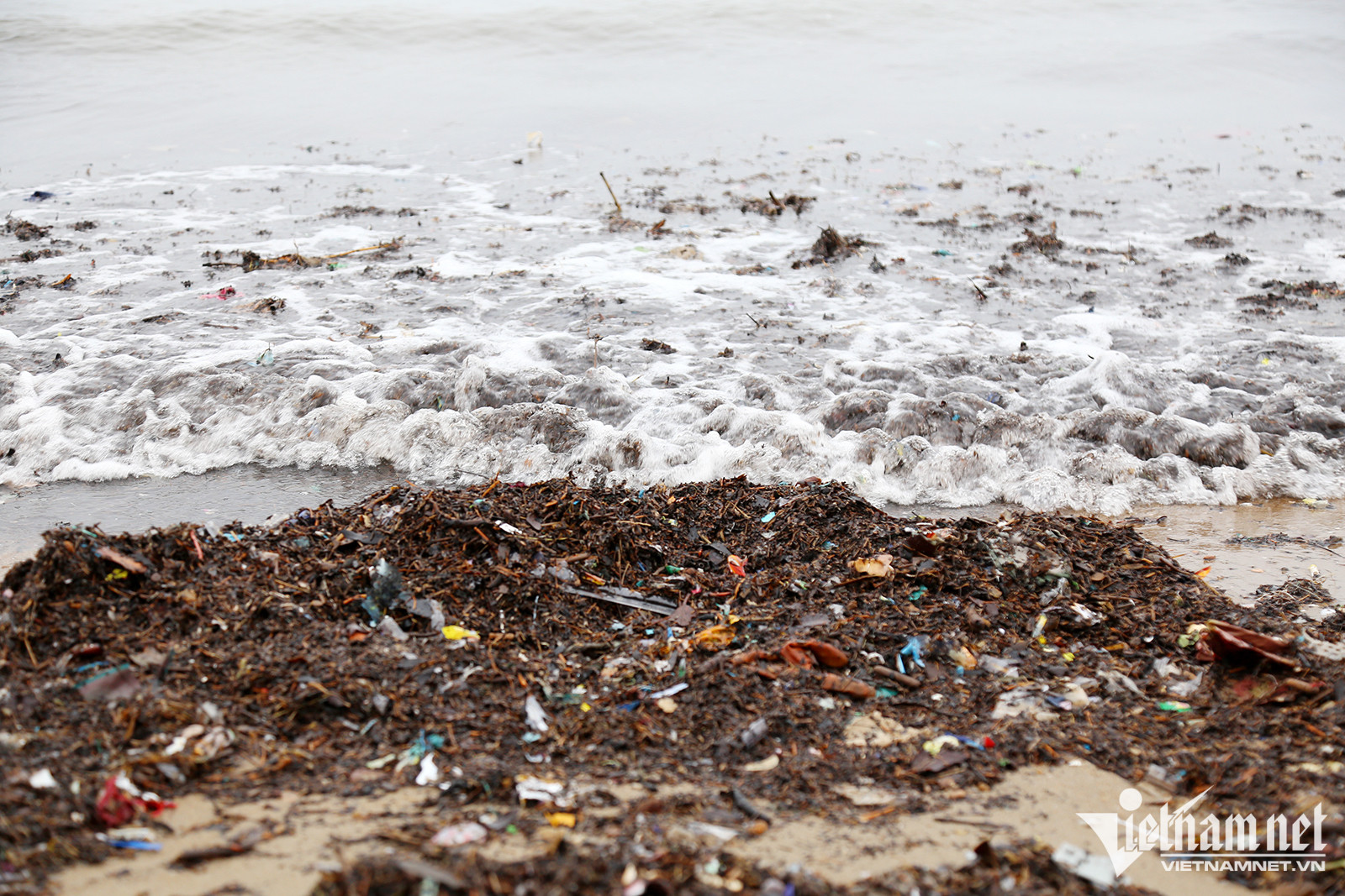 Sóng biển kèm theo lượng rác rất lớn