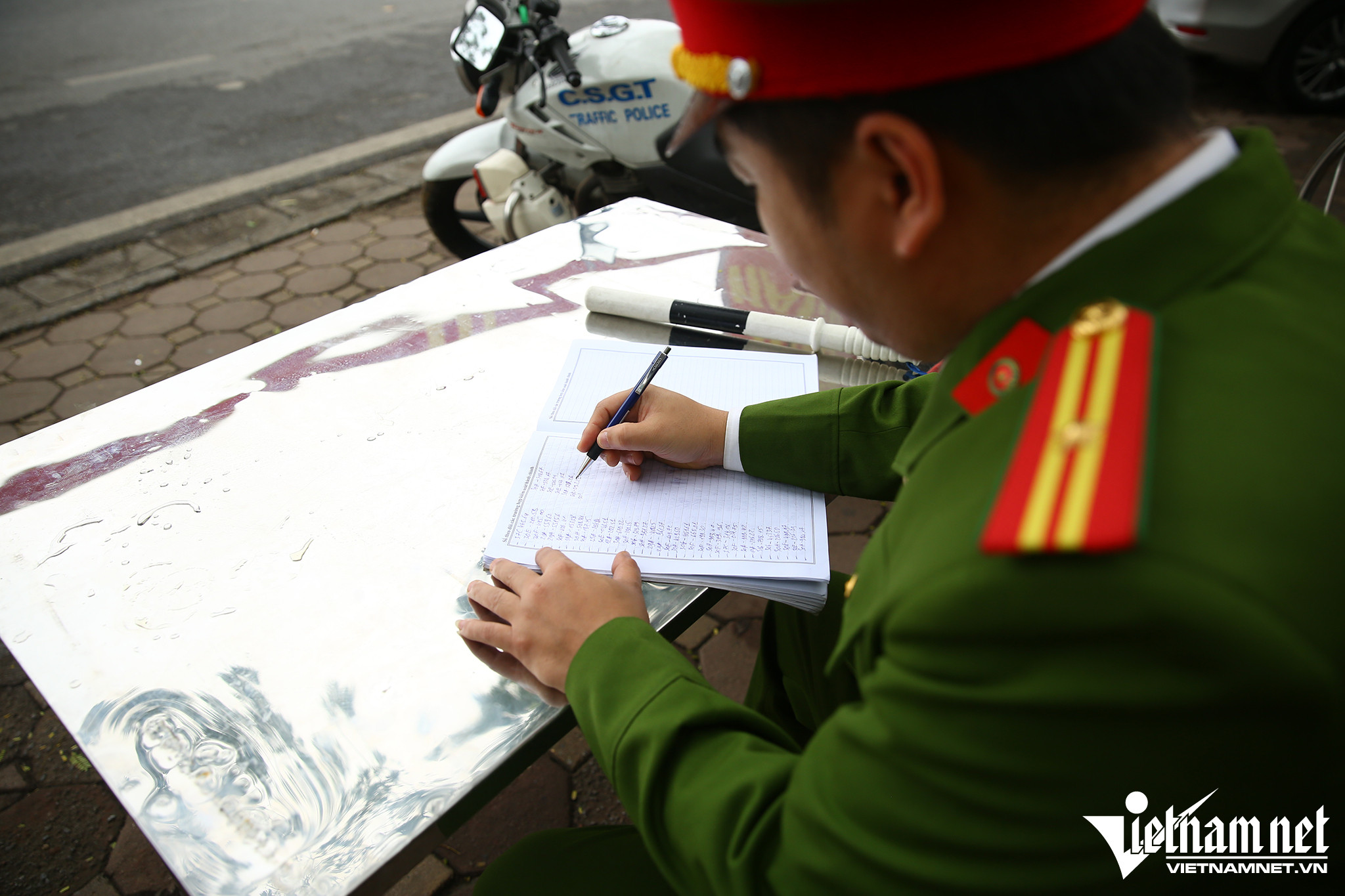 Lực lượng chức năng ghi lại biển số toàn bộ các xe được kiểm tra.