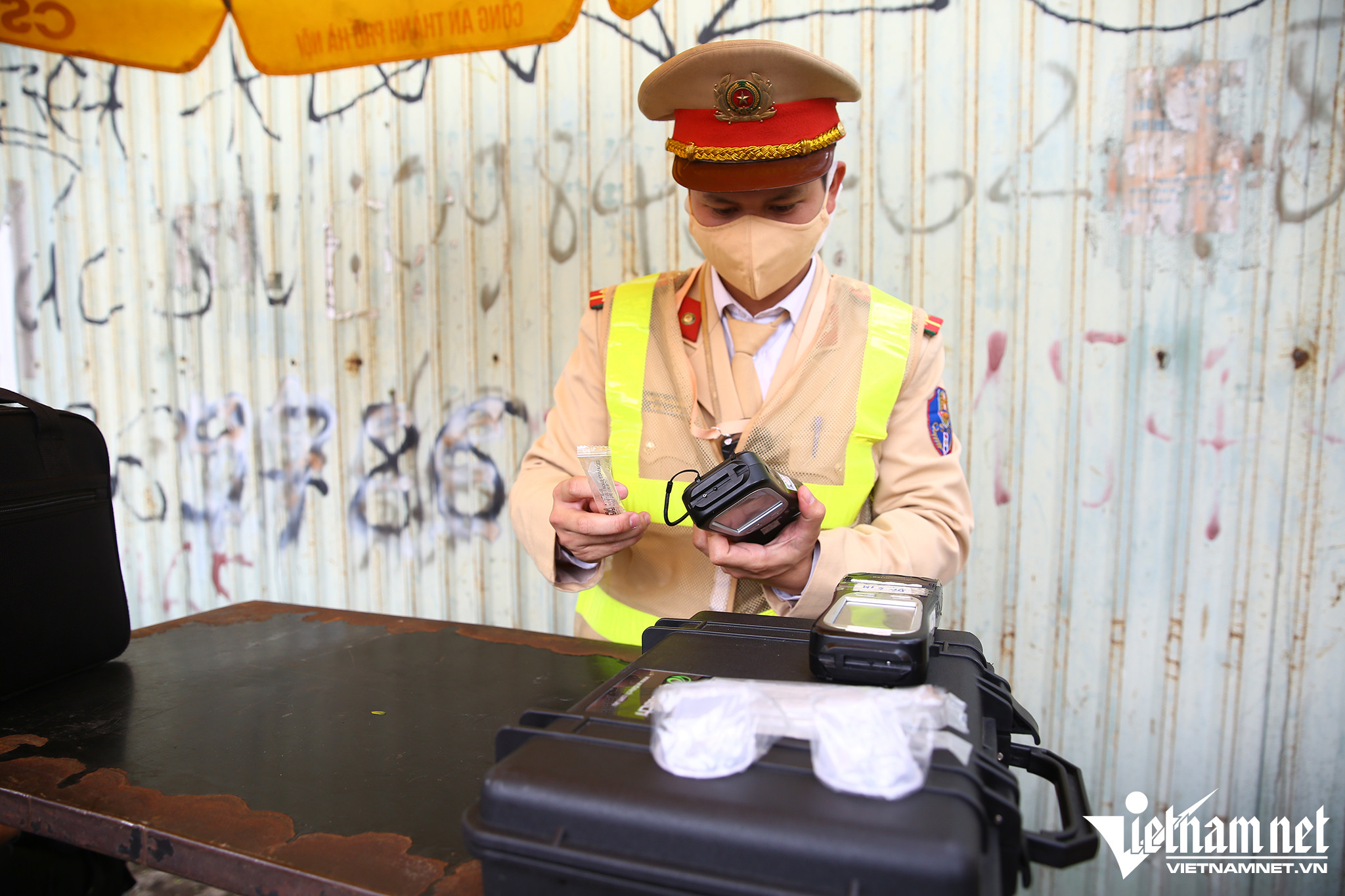 Lực lượng CSGT kiểm tra thiết bị nghiệp vụ trước khi vào ca công tác.