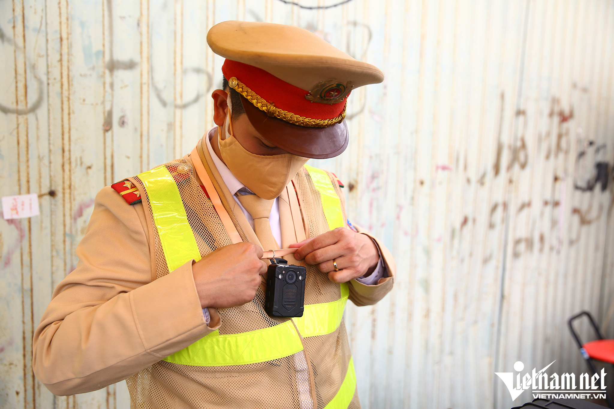 Mỗi chiến sỹ được đeo 1 máy quay, ghi lại toàn bộ quá trình làm việc.