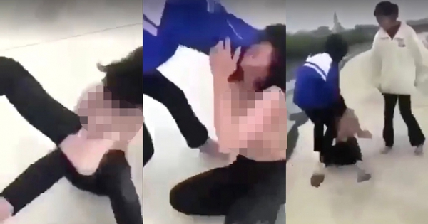 Hình ảnh nữ sinh bị bạn lột áo, đánh hội đồng.