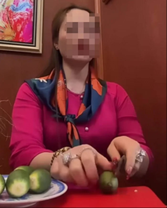 Cô đồng bổ cau và bắt đầu phán về nhiều vấn đề của người đến xem bói, kết thúc là câu 