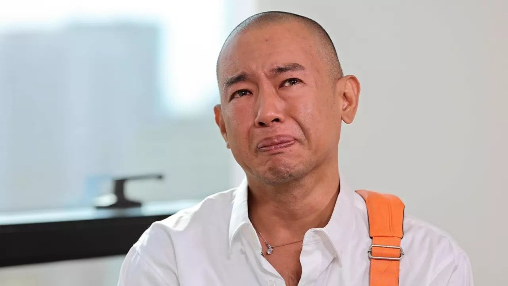 Arthit không kìm nổi nước mắt trong chương trình phỏng vấn trên đài One.