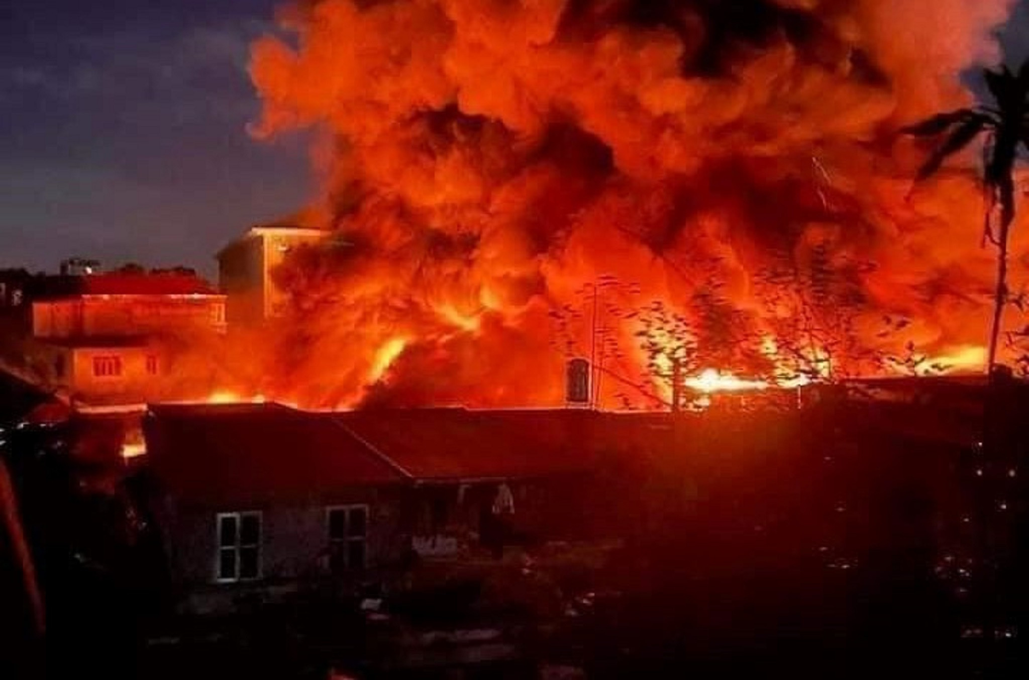 Ngọn lửa bao trùm khu chợ Đọ Xá (Ảnh: Thùy Trang)