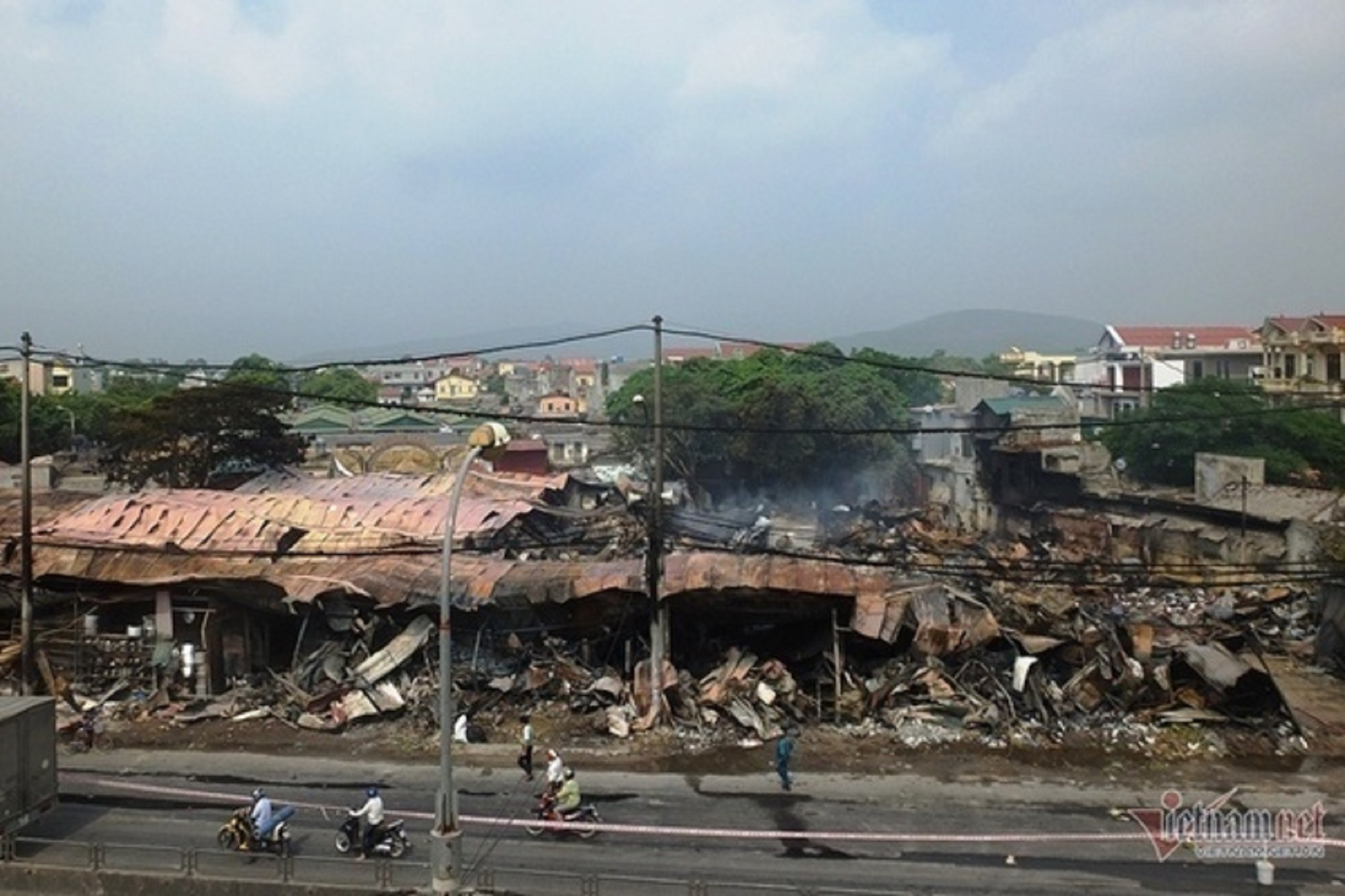 Hơn 400 gian hàng trong chợ tạm hoá đống tro tàn.