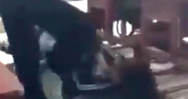 Nữ sinh lớp 10 bị các bạn khác đánh hội đồng trong lớp học ảnh cắt từ clip.