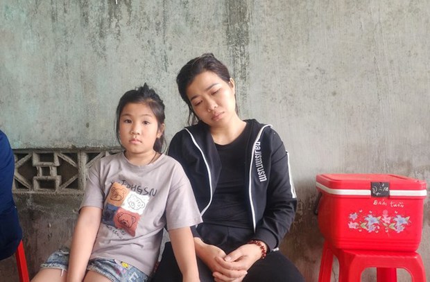 Vợ và con anh Đạo thất thần, luôn mong ngóng sẽ có phép màu.