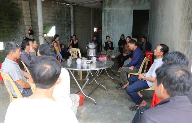 Rất đông bà con lối xóm, đến động viên, thăm hỏi gia đình anh Nguyễn Văn Đạo.