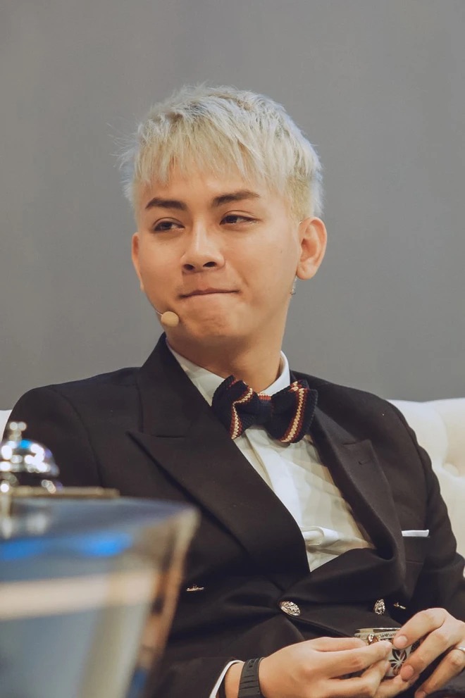 Hoài Lâm nổi tiếng sau khi tham gia chương trình Gương Mặt Thân Quen. Khi ấy, nam ca sĩ mới chỉ 19 tuổi