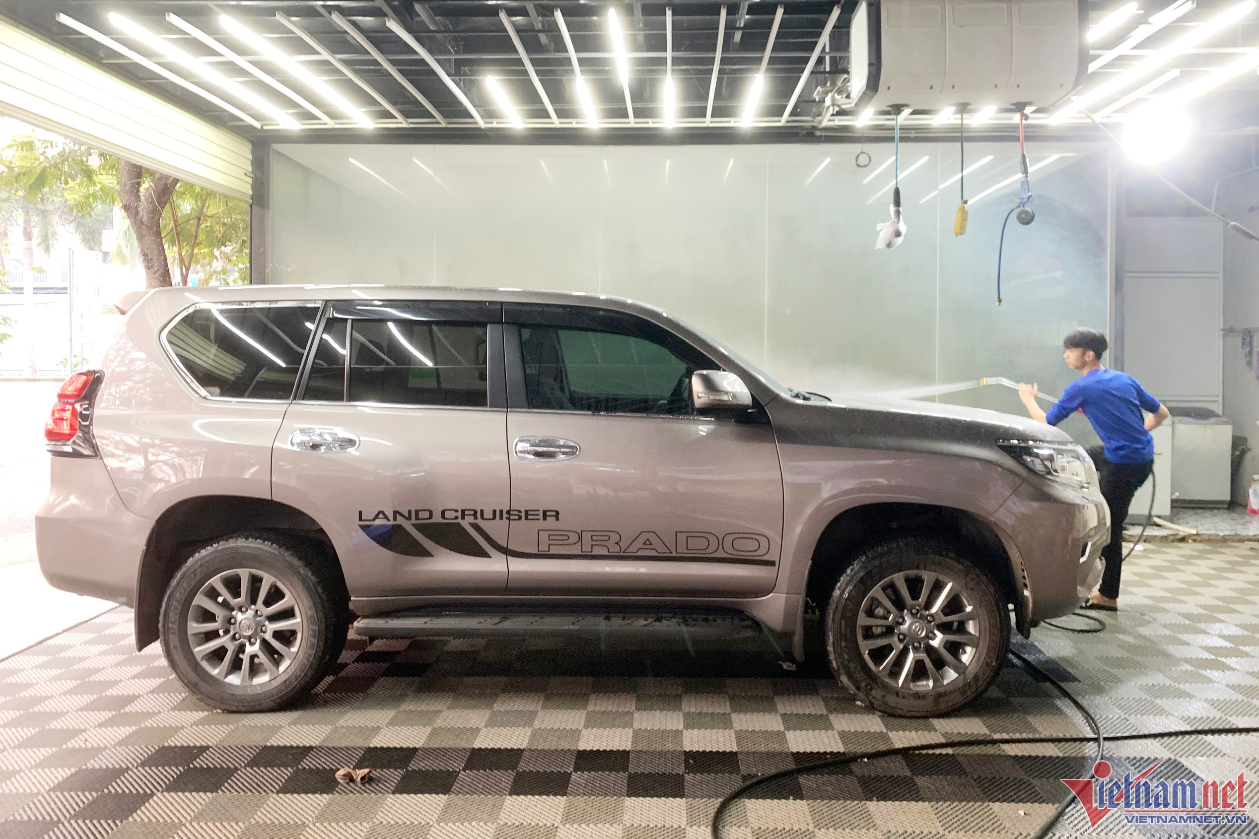 Nhiều người tranh thủ trời nắng ráo mang xe đi dọn rửa, vệ sinh sau nhiều ngày mưa ẩm. (Ảnh: Hoàng Hiệp)