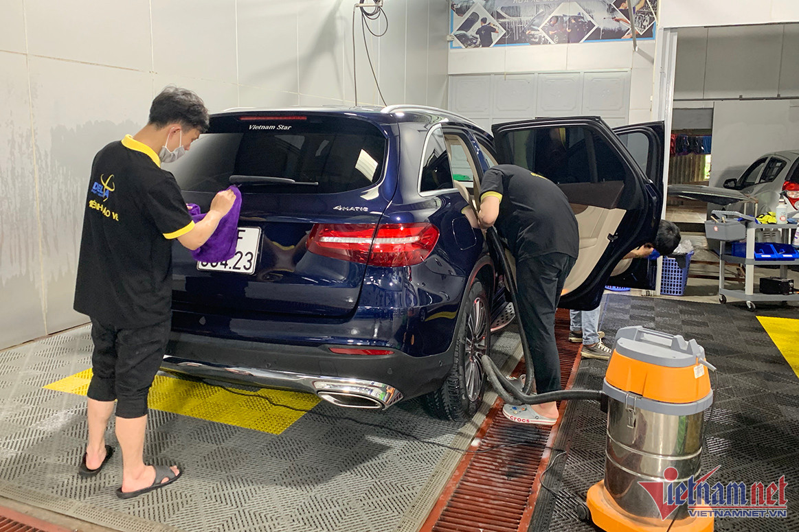 Nhân viên rửa xe, làm sạch nội thất của các cơ sở trong trạng thái luôn tay luôn chân. (Ảnh: Hoàng Hiệp)
