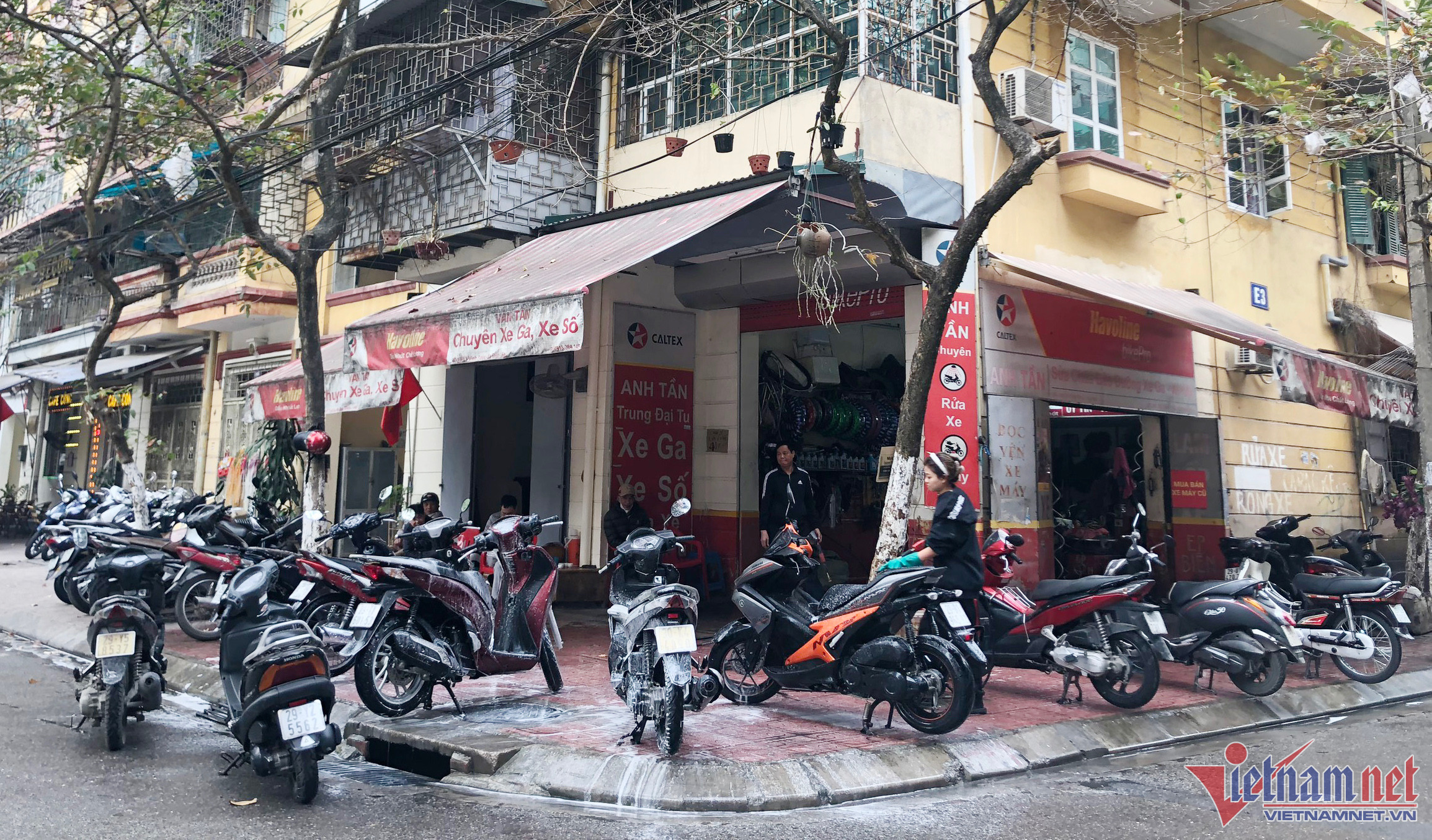 Một tiệm rửa xe máy ở quận Ba Đình (Hà Nội) sáng ngày 11/2. (Ảnh: Hoàng Hiệp)