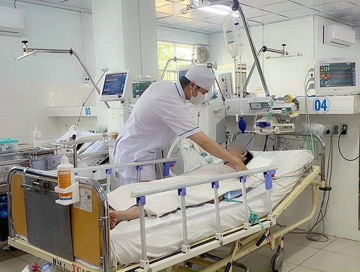 Bệnh nhân được các bác sĩ chăm sóc. (Ảnh: Tuổi trẻ).
