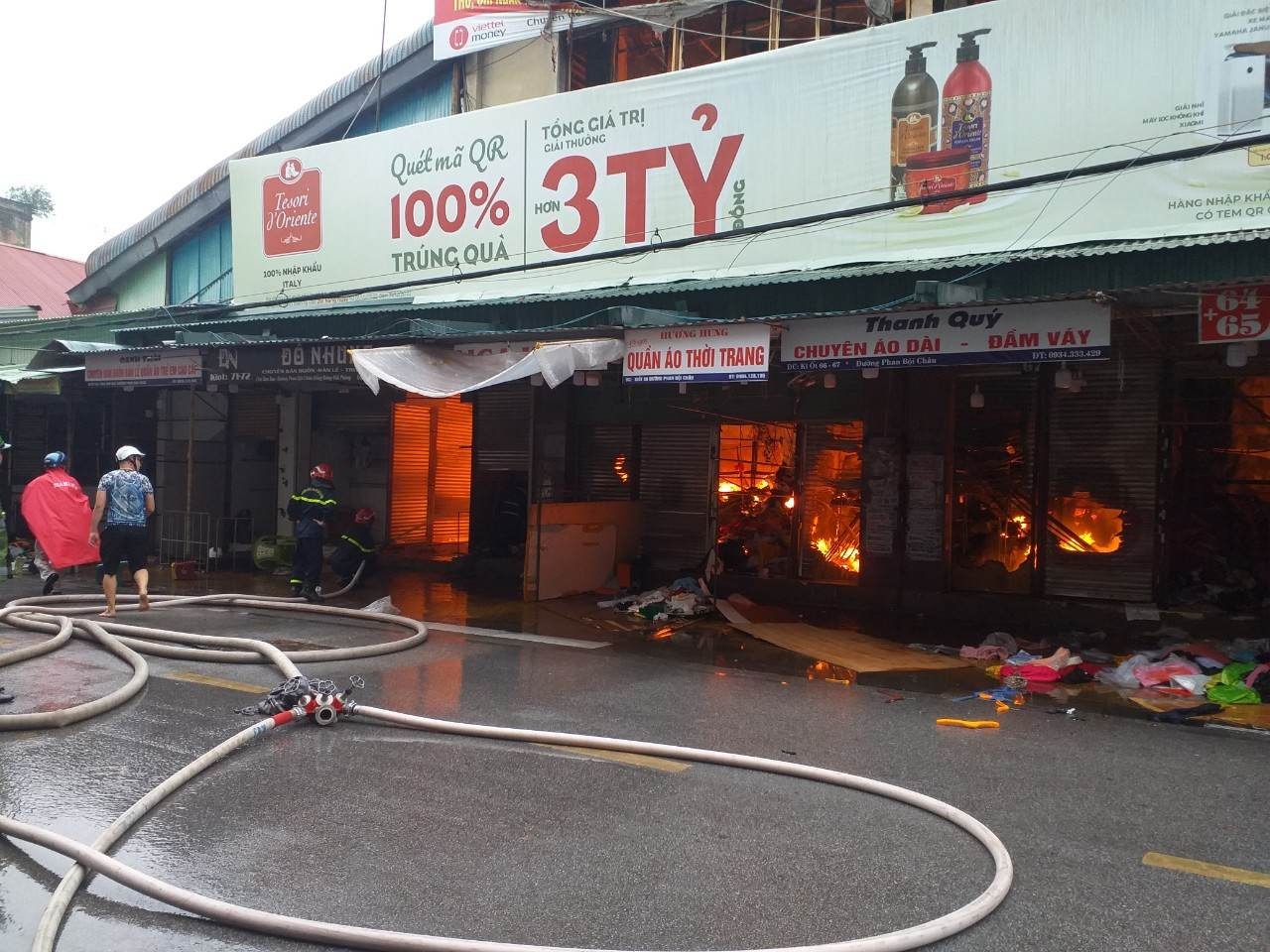 Bên trong chợ là những vật liệu dễ cháy như vải vóc, quần áo, đồ điện, gia dụng...