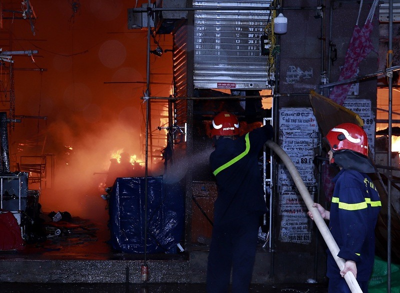 Lực lượng chữa cháy tiếp cận vào sâu bên trong chợ