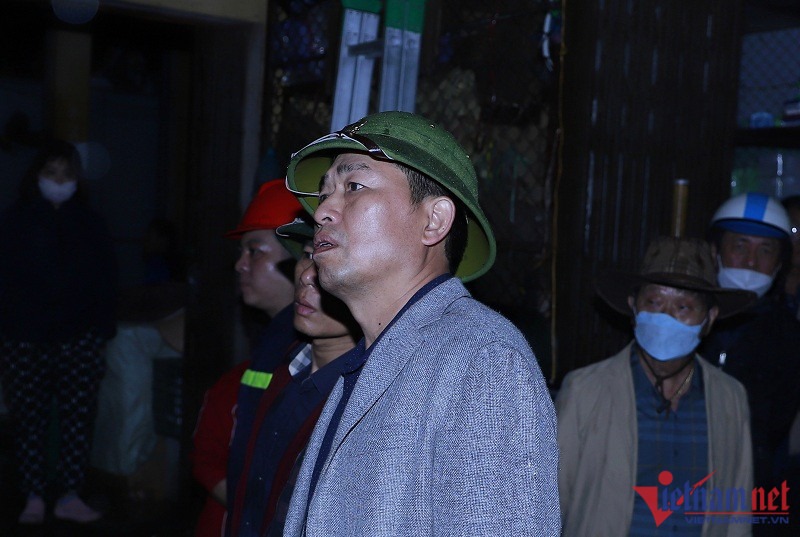 Thiếu tướng Vũ Thanh Chương, Giám đốc Công an TP Hải Phòng trực tiếp chỉ đạo chữa cháy trong khuôn viên chợ Tam Bạc. Ảnh: Thế Khoa