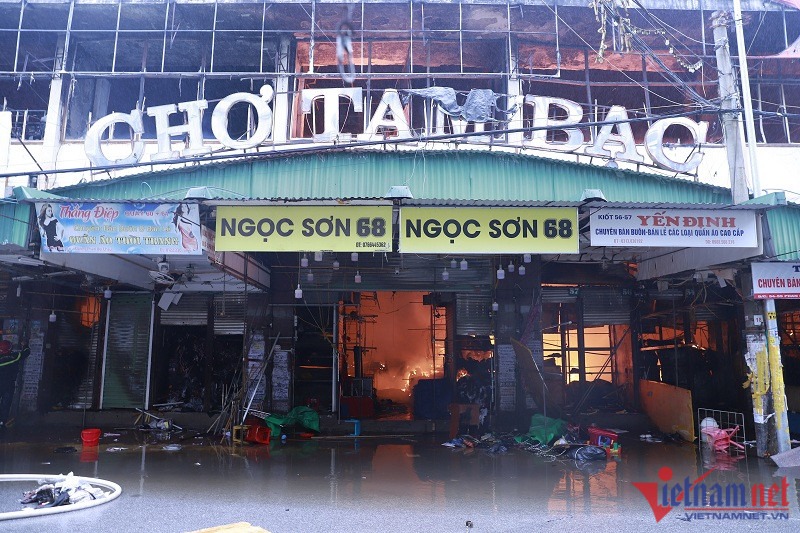 Hàng trăm gian hàng chìm trong biển lửa