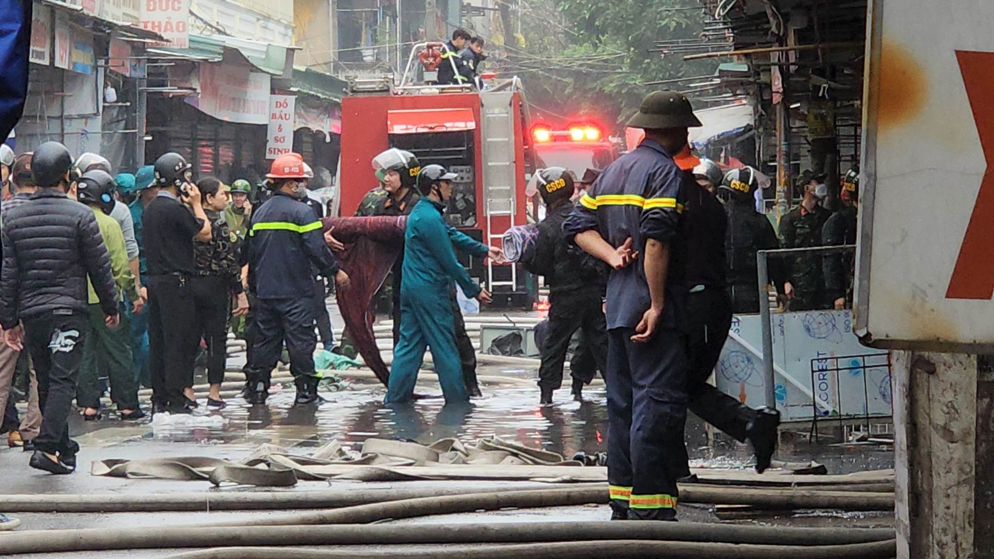 Cảnh sát cơ động vào chợ cứu hàng cho tiểu thương, đảm bảo an toàn cho nhân dân