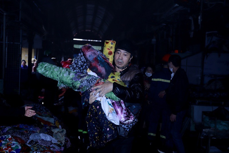 Những cuộn vải đầu tiên được đưa ra khỏi đám cháy, dù không còn nguyên vẹn