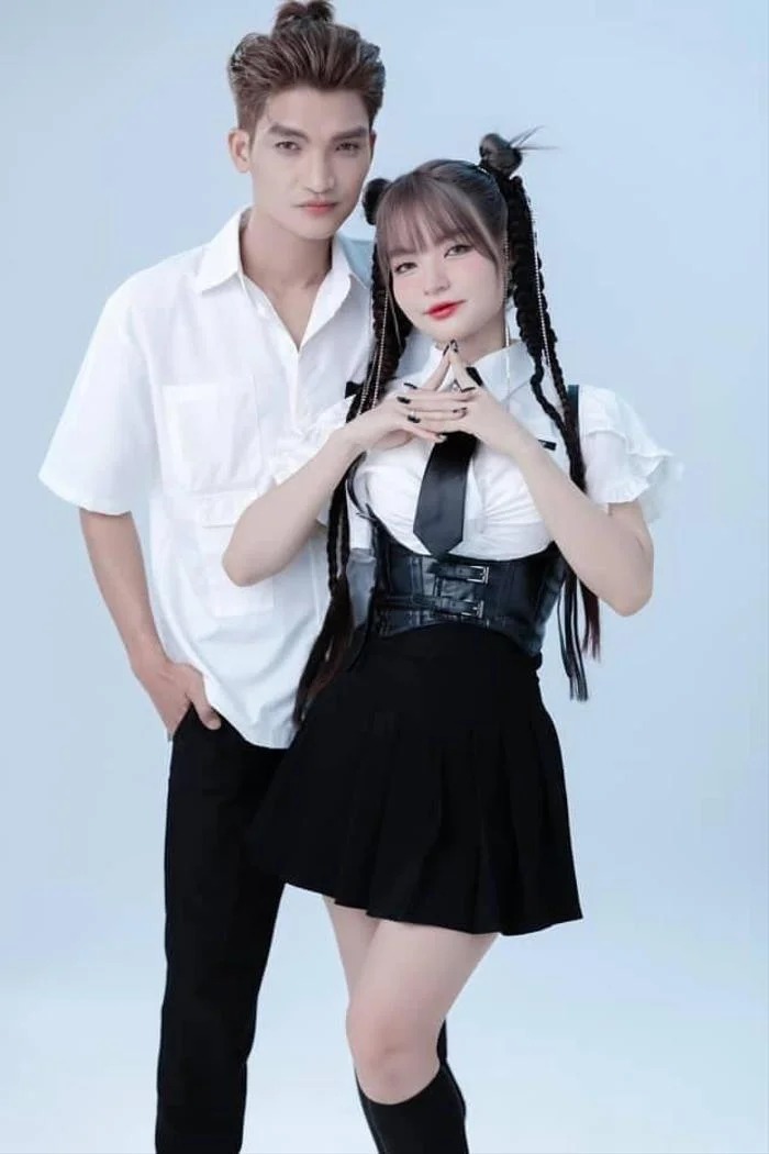 Cả hai hóa thân vào vai học sinh như 