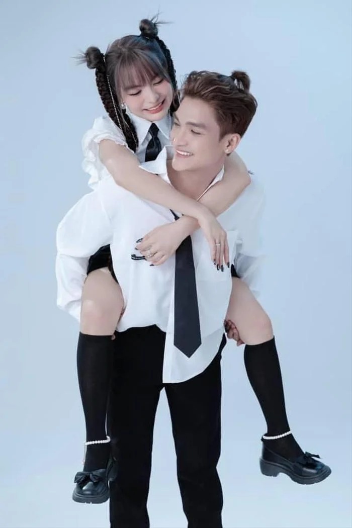 Vợ chồng nam diễn viên diện đồng phục, với cách tạo dáng nhí nhảnh không ai nghĩ rằng đây đã là ông bố, bà mẹ một con.