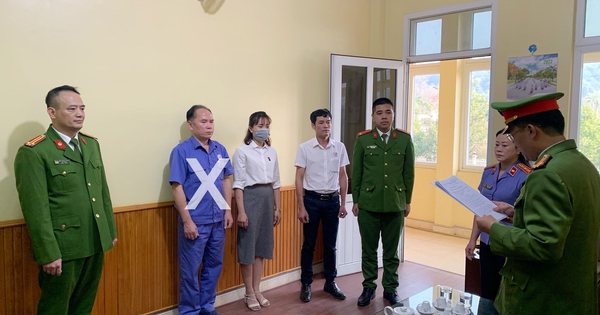 Cơ quan chức năng đọc lệnh khởi tố bị can với Trần Tiến Dũng (dấu x). Ảnh: Công an cung cấp