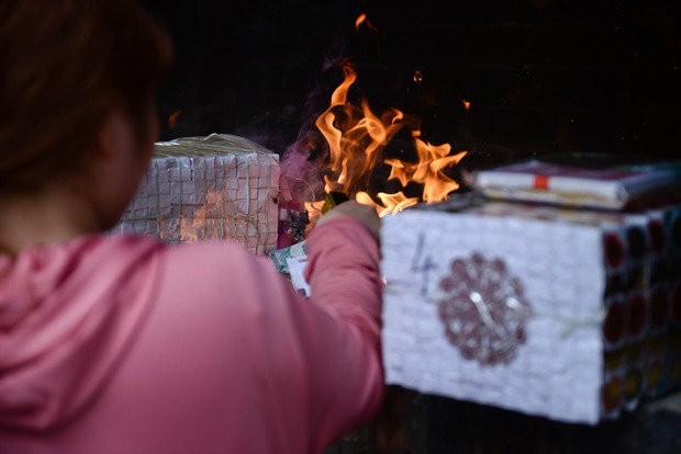 Lò hóa vàng ở góc chùa Hà liên tục đỏ lửa để phục vụ người dân đến làm lễ. Được biết, tuy việc cầu duyên ở chùa Hà không khác với các ngôi chùa khác, nhưng chỉ cần thành tâm thì ắt sẽ gặp duyên lành.