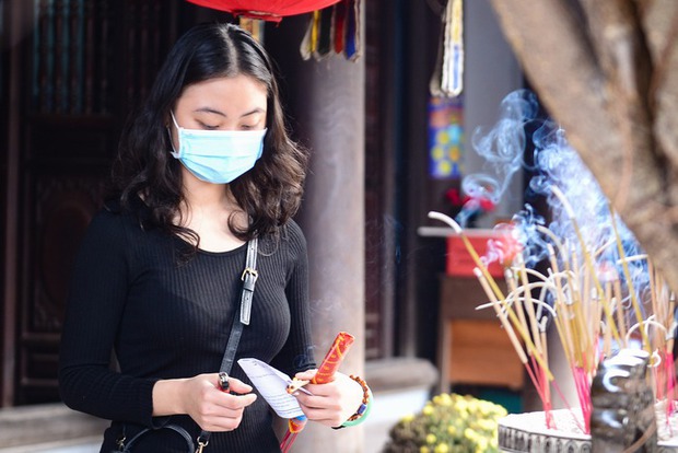 Sau khi khấn cầu theo sớ được thảo sẵn, bạn Nga (25 tuổi, Tây Hồ) ra phía bên ngoài thắp hương. “Năm nào mình cũng đến chùa Hà cầu khấn, nhưng 5 năm rồi mình vẫn chưa có người yêu. Dẫu vậy mình vẫn thành tâm, hy vọng năm nay sẽ có”, Nga chia sẻ.