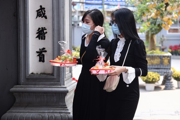 Bạn Lê Cẩm Tú và bạn Nguyễn Thị Trang (cùng 23 tuổi, Cầu Giấy) chia sẻ: “Bọn mình tranh thủ giờ nghỉ trưa để tới cầu duyên cùng nhau. Tuy thời gian hơi hạn hẹp nhưng chúng mình cũng cố gắng để cùng nhau tới đây thắp hương. Mong là chuyện tình duyên sẽ êm đẹp”