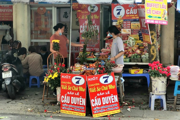 Nắm bắt được điều này, nhiều cửa hàng trước cổng chùa Hà mở dịch vụ cầu duyên cho người đến chùa Hà dâng hương. Nhiều bạn trẻ nếu lần đầu đến chùa Hà, chưa biết làm lễ, chưa biết khấn sao cho đúng sẽ được tư vấn bởi những người làm dịch vụ 