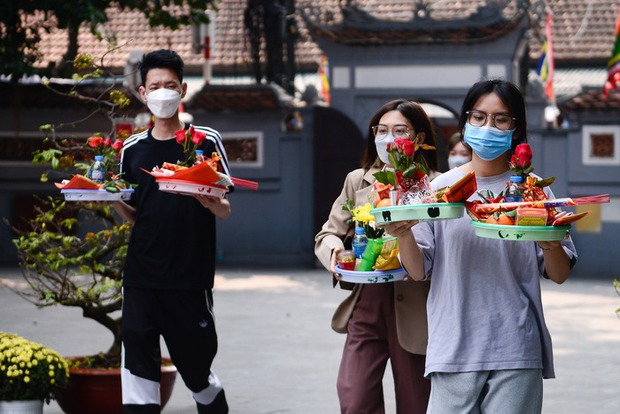 Chùa Hà từ lâu vẫn được nhiều người coi là một trong những ngôi chùa cầu duyên linh ứng nhất Hà Nội mặc dù ngôi chùa này không gắn với một sự tích nào nói về tình duyên đôi lứa. Đặc biệt, trong ngày 13/2 ngay sát dịp lễ Valentine, càng nhiều bạn trẻ tấp nập đến nơi đây với mong ước sớm có duyên lành, hạnh phúc mỹ mãn mặc dù hôm nay là ngày đầu tuần.