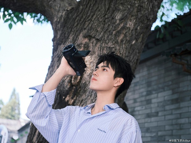 Đáng nói, loạt ảnh selfie do Trần Phi Vũ đăng vào tháng 7/2021 cho thấy nội thất căn phòng giống với phòng khách sạn ở Trường Sa trong bức ảnh bị tung ra