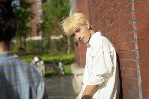 Mạng xã hội Trung Quốc bùng nổ khi xuất hiện hình ảnh giường chiếu được cho là của diễn viên Trần Phi Vũ. Cụ thể, blogger Siêu năng nhiếp ảnh Dương Dương tung loạt hình hot girl mạng nằm cạnh người có ngoại hình giống với Trần Phi Vũ và cho biết hai người bên nhau từ năm 2021, từng nhiều lần thuê khách sạn ở Trường Sa, tỉnh Hồ Nam