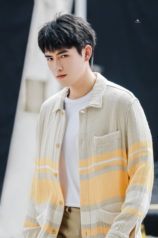 Trước lùm xùm, nam diễn viên đang hứng chịu nhiều chỉ trích, không ít người mỉa mai anh giống Ngô Diệc Phàm. Trong khi đó, người hâm mộ của Trần Phi Vũ lo sợ vụ việc ảnh hưởng nghiêm trọng đến sự nghiệp và con đường thăng tiến của anh