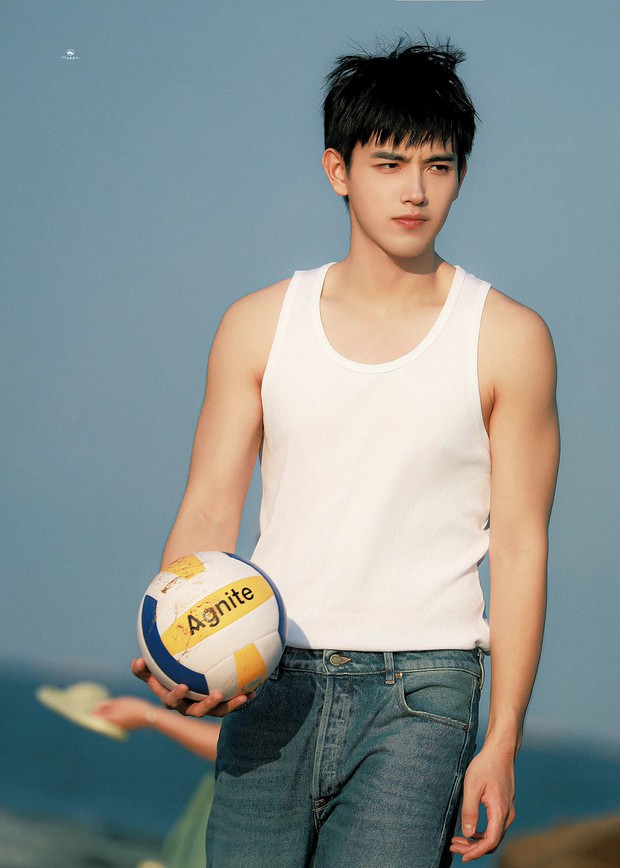 Sao nam gen Z được khen ngợi ngũ quan sắc bén, ánh mắt thâm tình, mang nét thanh thuần hợp với những bộ phim thanh xuân. Trần Phi Vũ được kỳ vọng trở thành tên tuổi hàng đầu của showbiz Hoa ngữ