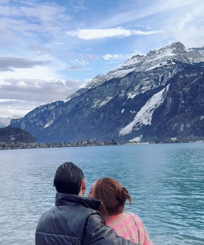 Khoảnh khắc tình tứ của cặp đôi