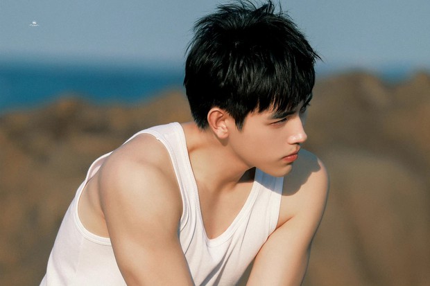 Xuất thân trong cái nôi nghệ thuật, diễn viên được mệnh danh là “Thái tử Cbiz”. Trước đó, Trần Phi Vũ góp mặt trong không ít tác phẩm nổi tiếng như Tương Dạ, Hạo Y Hành… nhưng chưa thể bật lên. Diễn viên thử sức với dự án đam mỹ Husky và sư tôn mèo trắng của hắn, diễn cùng La Vân Hi, song phim bị cấm do thay đổi từ Tổng cục Quảng bá Phát thanh Truyền hình Quốc gia Trung Quốc