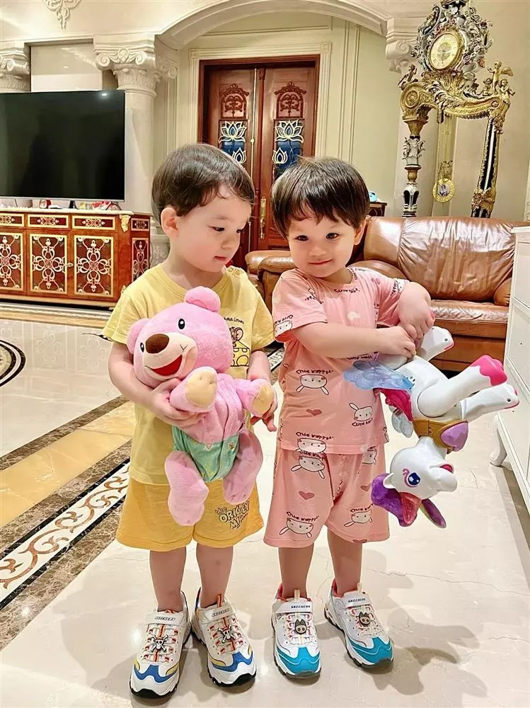 Gấu và Thỏ được nhận xét càng lớn càng đáng yêu. Sinh ra đã ở vạch đích nên cả 2 có cuộc sống đủ đầy, ở biệt thự lớn, mặc hàng hiệu, đi du lịch ngồi khoang thương gia.