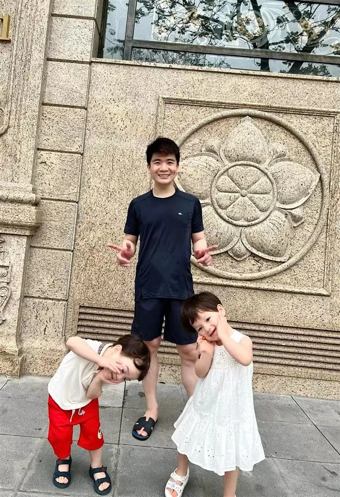 Khoảnh khắc đáng yêu của 2 nhóc tỳ khi được bố đưa đi dạo phố.