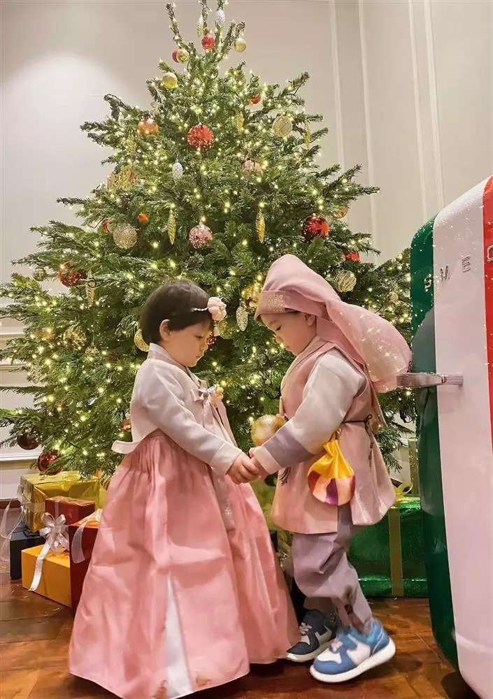 Các bé được đầu tư trang phục vào mỗi dịp lễ, tết.